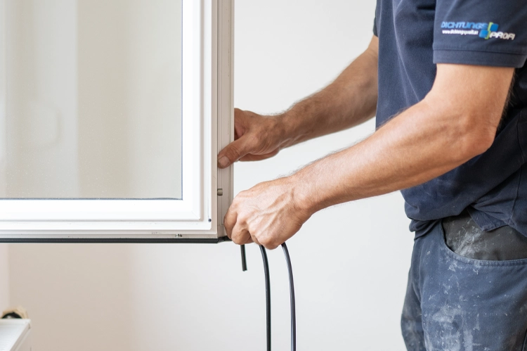 Erneuern kaputter Fensterdichtungen